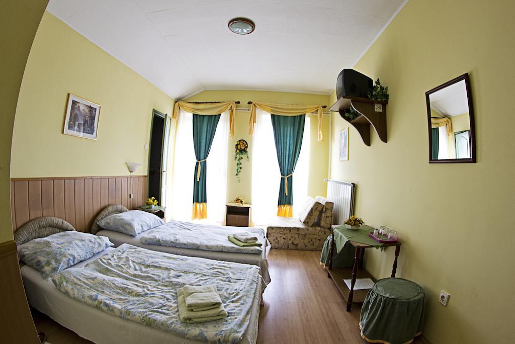 Bed and Breakfast Muskátli Panzió Győr Habitación foto