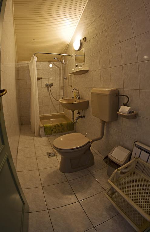 Bed and Breakfast Muskátli Panzió Győr Habitación foto