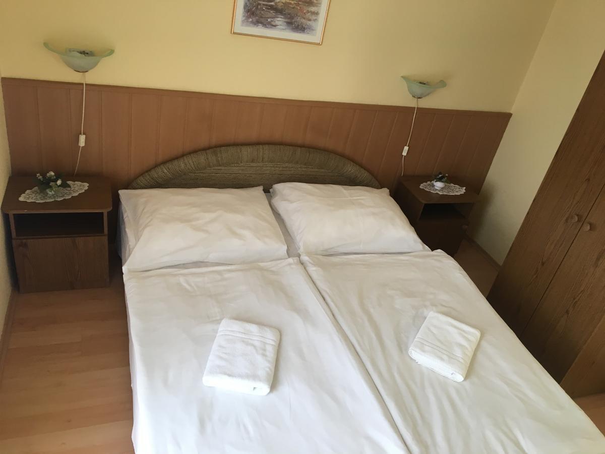 Bed and Breakfast Muskátli Panzió Győr Exterior foto